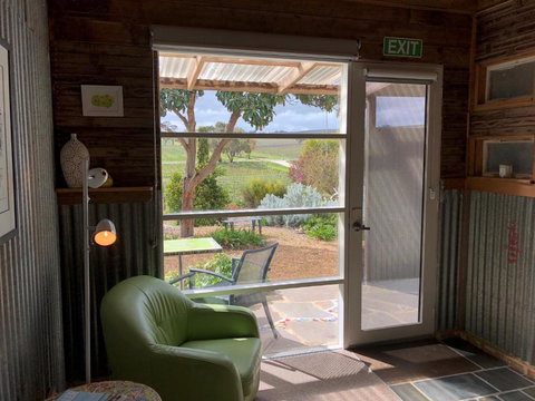 Bed In A Shed Vineyard Stay - Tourism Gold Coast 6