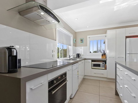 HILLTOP HAVEN In MOLLYMOOK - Tourism Gold Coast 1