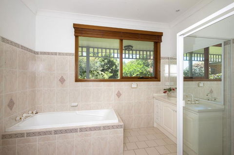Taliesin Beautiful 4 Bedroom Home With Amazing Views! - Tourism Gold Coast 6