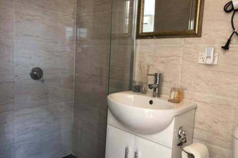 Travelers Affordable Studio Unit (Beverly Hills) - Tourism Gold Coast 5