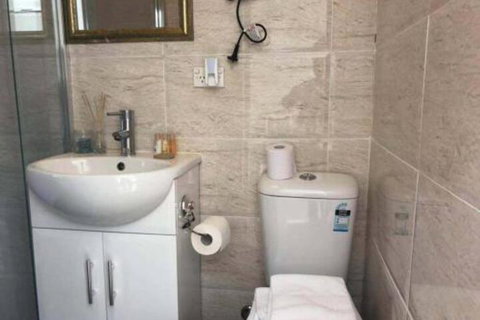 Travelers Affordable Studio Unit (Beverly Hills) - Tourism Gold Coast 4
