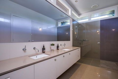 Kalina Retreat Tennis & Pool - Tourism Gold Coast 3