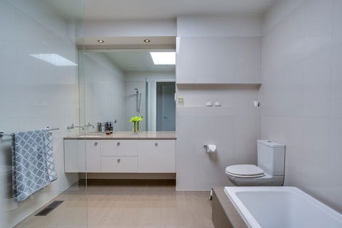 Kalina Retreat Tennis & Pool - Tourism Gold Coast 7