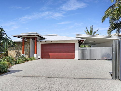 WATERFRONT HOME BORDERING MOOLOOLABA - Tourism Gold Coast 2