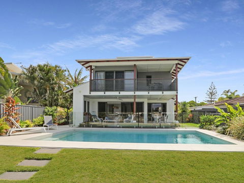 WATERFRONT HOME BORDERING MOOLOOLABA - Tourism Gold Coast 4