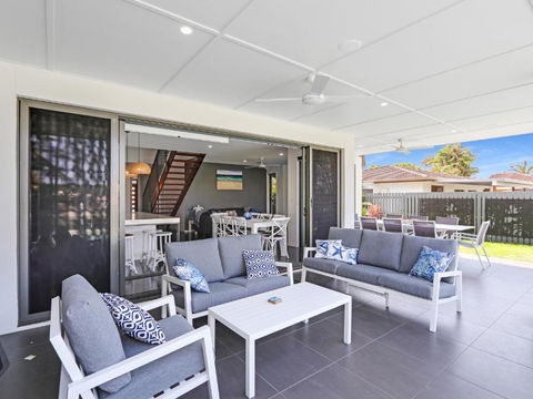 WATERFRONT HOME BORDERING MOOLOOLABA - Tourism Gold Coast 3