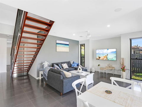 WATERFRONT HOME BORDERING MOOLOOLABA - Tourism Gold Coast 5