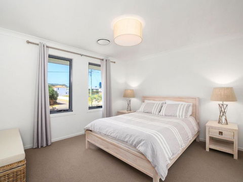Lakeside Luxury 13 Lake Street - Tourism Gold Coast 1
