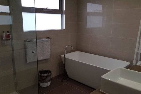 CHELSEA Family Home Close To Beach & Shops - Tourism Gold Coast 1