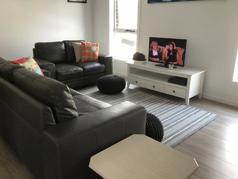 Discover Warilla Bright & Airy Townhouse Near The Beach & Lake - Tourism Gold Coast 6