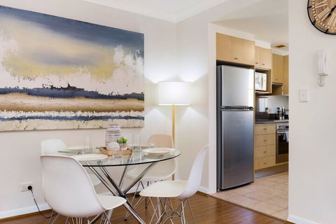 Woolloomooloo Modern Apartment 12 BRK - Tourism Gold Coast 4