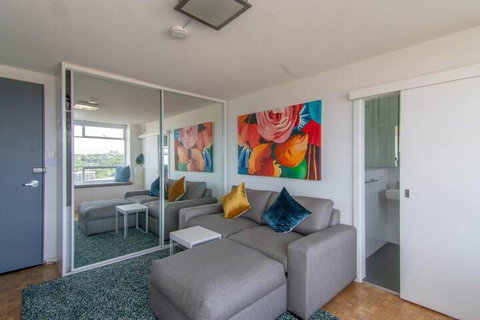 Bright 1 Bedroom Studio With Amazing City Views - Tourism Gold Coast 1