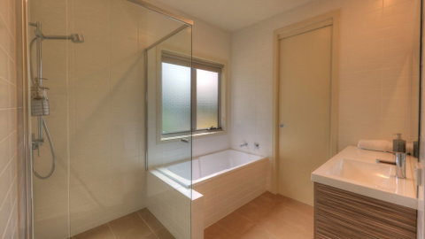 Tides Reach - Essentially Tas Dover - Tourism Gold Coast 6