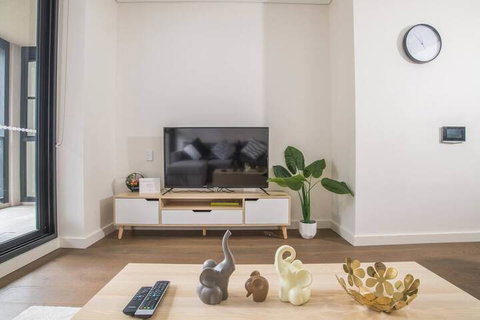 Bright & Modern! 2bed 2bath APT With Parking - Gold Coast 3