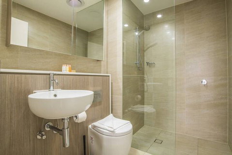 Bright & Modern! 2bed 2bath APT With Parking - Gold Coast 6