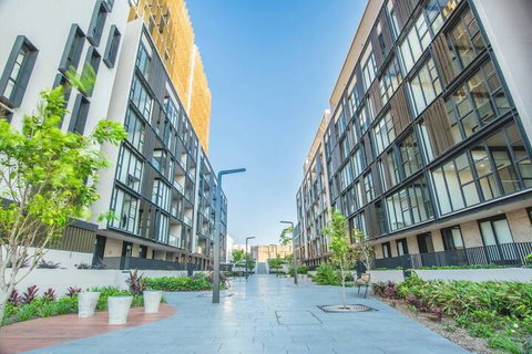 Bright & Modern! 2bed 2bath APT With Parking - Gold Coast 1