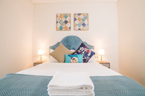 Bright & Modern! 2bed 2bath APT With Parking - Gold Coast 2