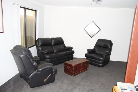 Warnbro Beach Family Accommodation - Tourism Gold Coast 5