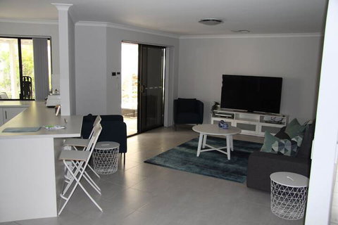 Warnbro Beach Family Accommodation - Tourism Gold Coast 1