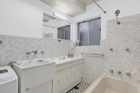 Dolphin Court 5 - Tourism Gold Coast 2
