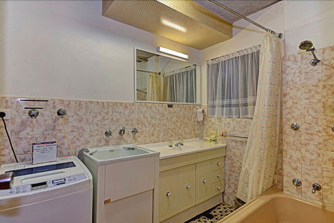 Dolphin Court 5 - Tourism Gold Coast 4