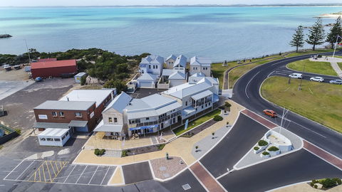 Aloha Waterfront Properties - Tourism Gold Coast 0