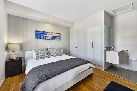 Aloha Waterfront Properties - Tourism Gold Coast 2