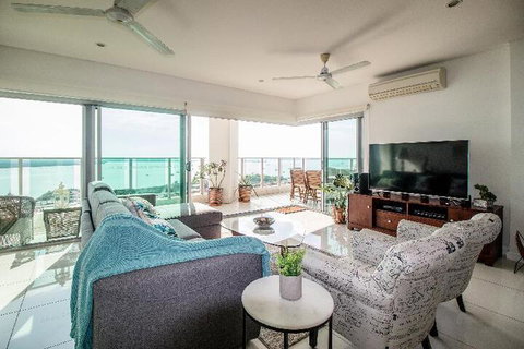 ZEN By THE WATER Darwins Premier Family Retreat - Gold Coast 6