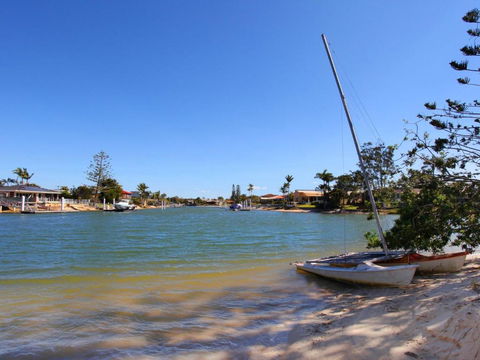 Anjuna 2 2 BDRM Budget Stay On Canal - Tourism Gold Coast 1