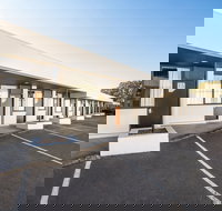 Nightcap at Monash Hotel - Tourism Gold Coast