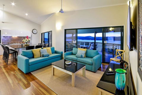 NEWLY BEAUTFULLY RENOVATED 16 The Casuarina 3 Bedroom House With 180 Degree Ocean Views - Tourism Gold Coast 6