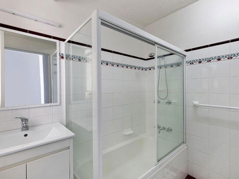Dolphin Court 4 - Tourism Gold Coast 3