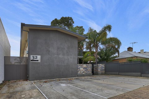 Former Dress Circle Nth Adelaide Apt With Aircon - Tourism Gold Coast 0