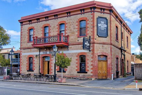 Former Dress Circle Nth Adelaide Apt With Aircon - Tourism Gold Coast 1