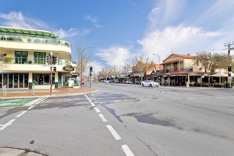 Former Dress Circle Nth Adelaide Apt With Aircon - Tourism Gold Coast 4