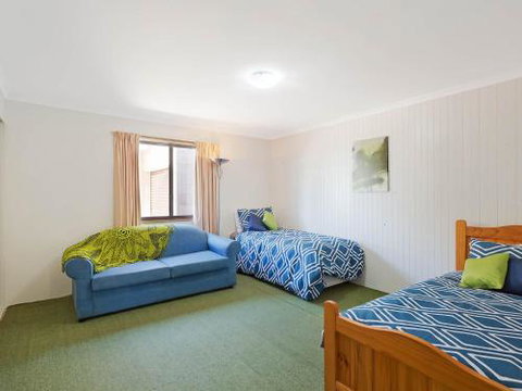 Williams Wonder Large Beach House - Tourism Gold Coast 2