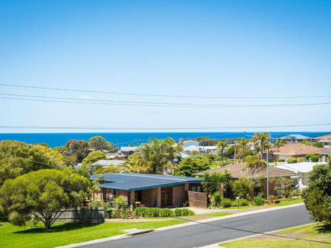 Williams Wonder Large Beach House - Tourism Gold Coast 4
