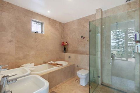 Oceanfront Penthouse Stylish & Luxurious. - Tourism Gold Coast 2
