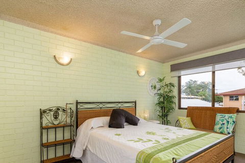 Air Conditioned Unit Stones Throw To The Waterfront - Tourism Gold Coast 5