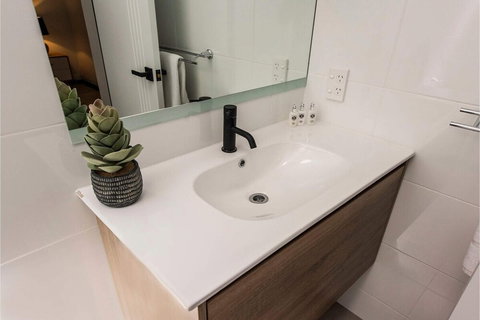 Modern 1 Bedroom Apartment Near The River And The City - Tourism Gold Coast 3