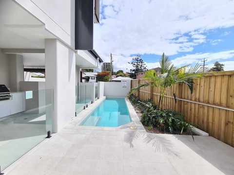 Modern 2 BR With Private Pool & Garden - Tourism Gold Coast 2