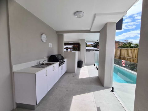 Modern 2 BR With Private Pool & Garden - Tourism Gold Coast 1