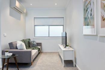 Open & Flowy 1 Bedroom Apartment In Chadstone - Tourism Gold Coast 0