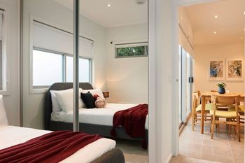 Open & Flowy 1 Bedroom Apartment In Chadstone - Tourism Gold Coast 4