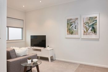 Open & Flowy 1 Bedroom Apartment In Chadstone - Tourism Gold Coast 3