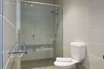 Open & Flowy 1 Bedroom Apartment In Chadstone - Tourism Gold Coast 5