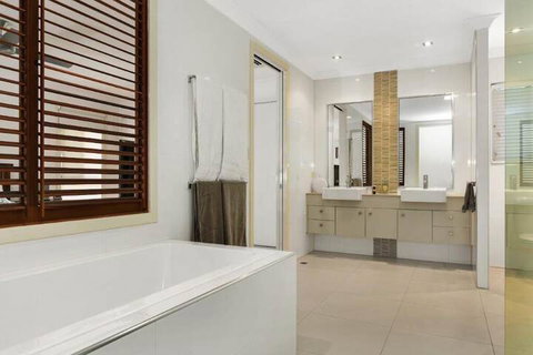 Luxury Home Near Marina - Tourism Gold Coast 6