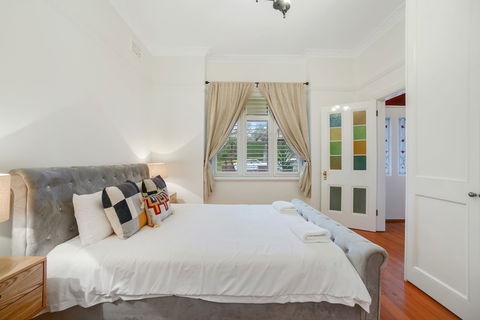 HomeHotel LuxuryHome 500m Crows Nest Shops - Tourism Gold Coast 1