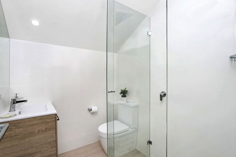 Private Garden Apartment Minutes Walk To Station NBN01 - Tourism Gold Coast 3