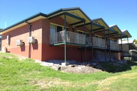 Tenterfield Golf Club Fairways Lodge - Tourism Gold Coast 0